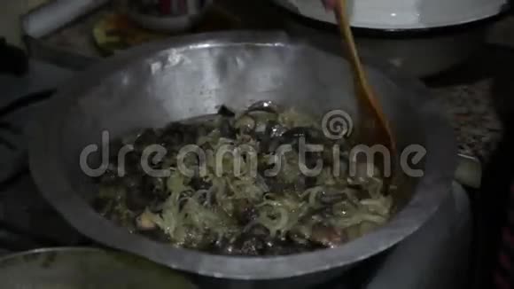 厨房烹饪准备食物的女人把土豆洋葱牛肉肾和肝放在锅里视频的预览图