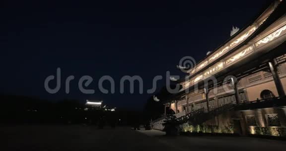 越南白底寺的宝塔在夜间照明视频的预览图
