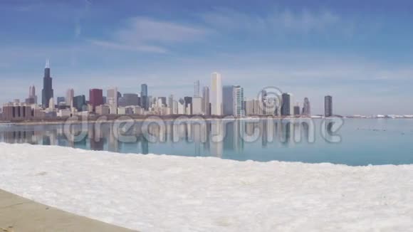 芝加哥的天际线在冰上反射视频的预览图