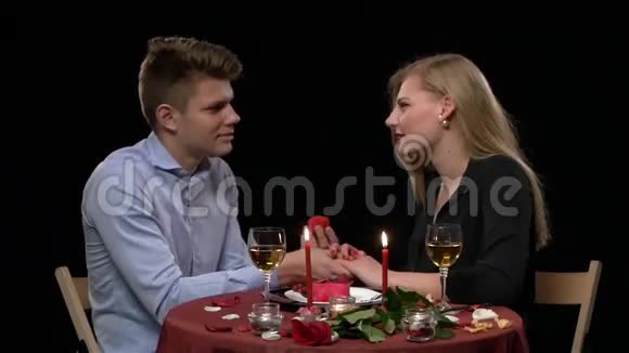 在浪漫的餐桌上接吻视频的预览图