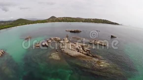 带着岩石和石头飞过大海科西嘉圣朱利亚海滩空中观景视频的预览图