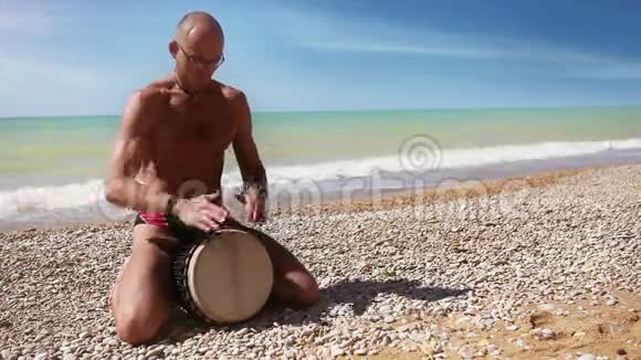 杰姆贝传统鼓手在寂寞的海滩上击败了莱斯特姆视频的预览图