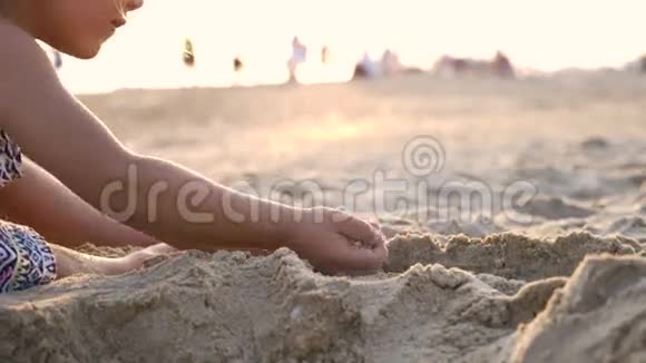 可爱的小女孩在海滩上建造沙堡视频的预览图