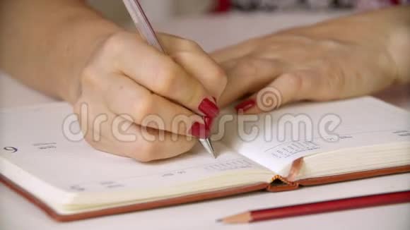女人每天写一支钢笔视频的预览图