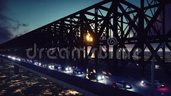 摄像机在日落时带着汽车和火车沿着铁路桥飞行视频的预览图