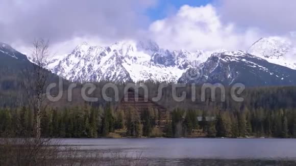 斯特斯克普莱索山湖在云和雪山的背景斯洛伐克视频的预览图