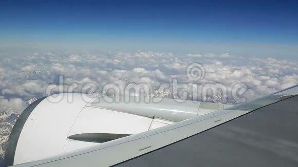 在云中乘客机飞越群山的美景视频的预览图