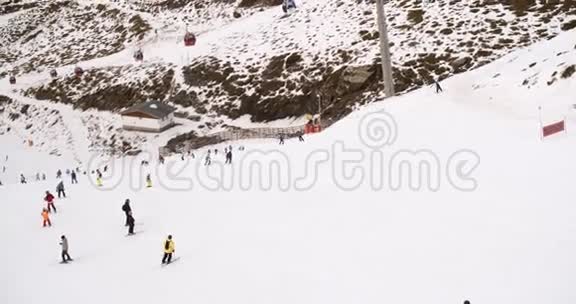 从滑雪缆车上看下面的滑雪者跑步视频的预览图