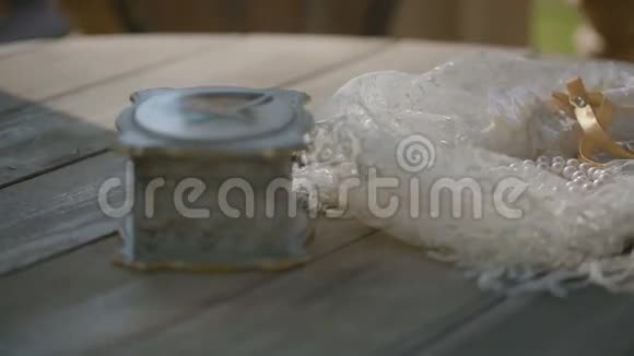 纸巾盒和桌子上的珍珠多莉射中视频的预览图