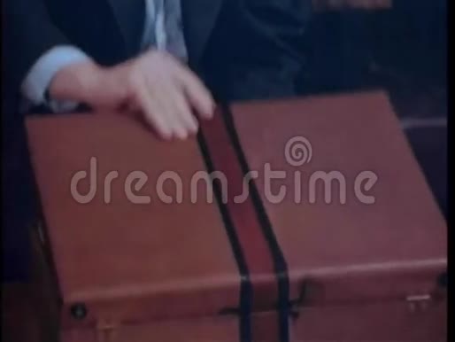 男人打开装满现金的手提箱视频的预览图