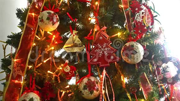 圣诞树上有装饰球和闪烁的灯光视频的预览图