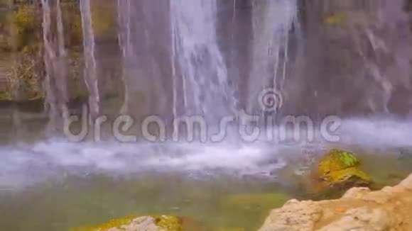 著名的瀑布DzhurDzhur在运动中视频的预览图