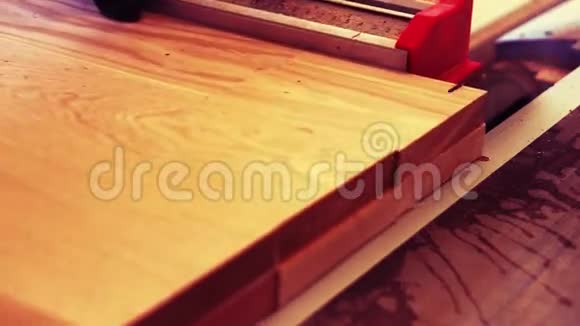 家具厂木工车间木工切割视频的预览图