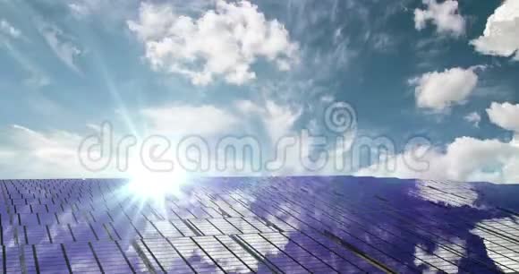 太阳能电池板在美丽的阴天时间圈视频的预览图