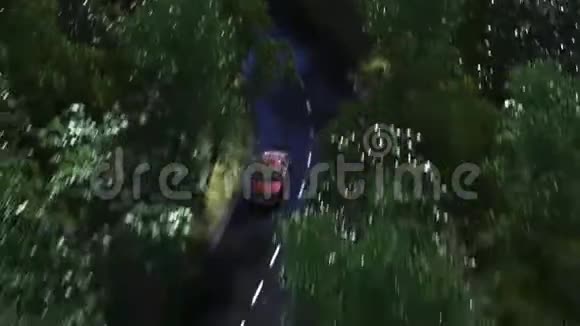 红色汽车在弯曲的森林道路上疾驰视频的预览图