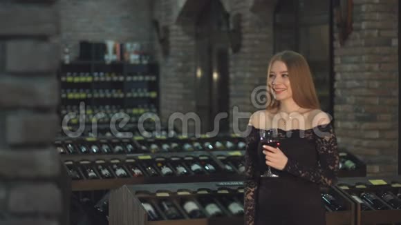 一个漂亮的女孩在酒窖里视频的预览图