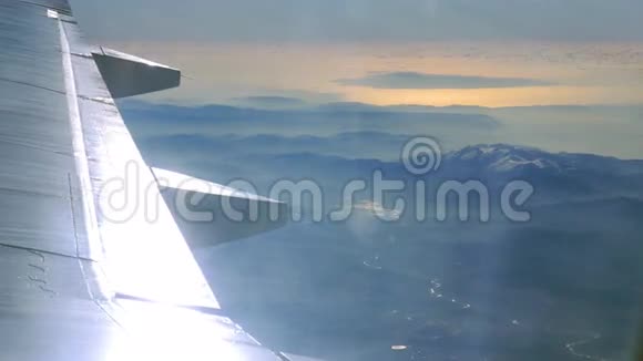 景观场景从飞行飞机上观看视频的预览图
