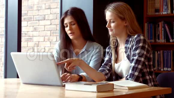 两个学生在笔记本电脑上工作视频的预览图