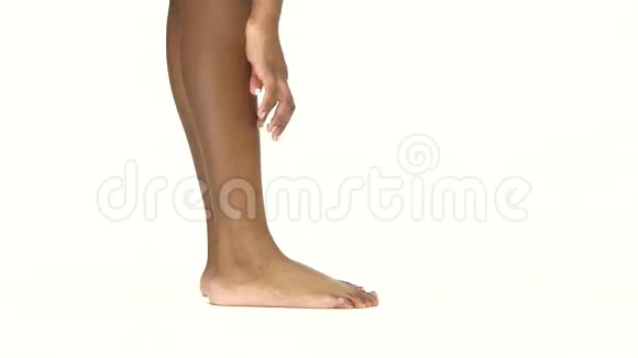 女人在腿上涂润肤霜白色的关门视频的预览图