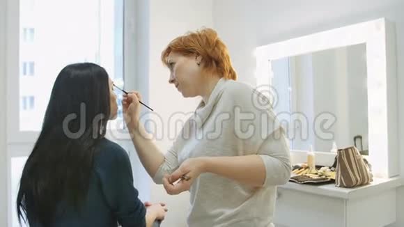 专业化妆睫毛膏在美容时尚化妆品行业的应用视频的预览图