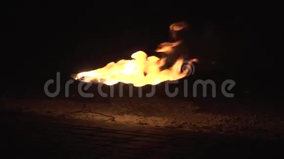 夜里街上的碗里着火了视频的预览图