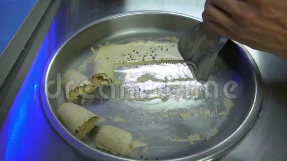 咖啡味炸冰淇淋和膨化米饭的制作过程视频的预览图