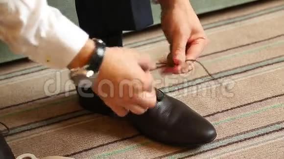 男人穿上鞋子注意鞋带视频的预览图