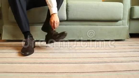 男人穿上鞋子注意鞋带视频的预览图