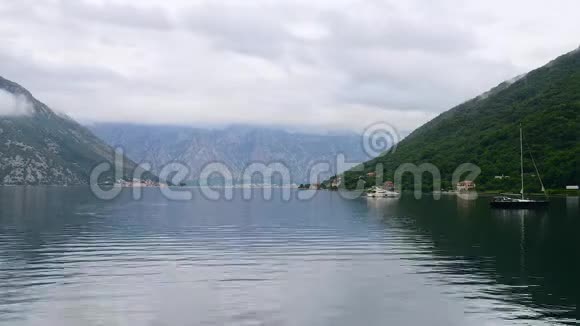 浪漫的地中海云雾景观黑山Kotor湾景观视频的预览图