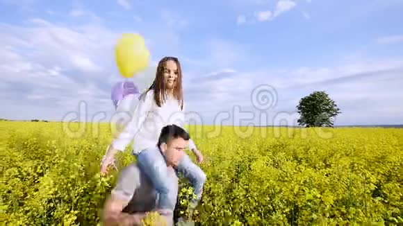 带着气球的女孩在田里奔跑视频的预览图