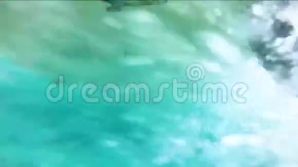 一个带冲浪板的人在水下拍摄视频的预览图