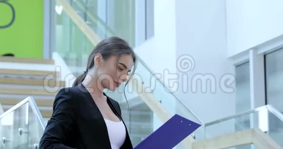 办公大楼有文件夹的女商人视频的预览图