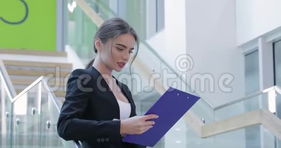 办公大楼有文件夹的女商人视频的预览图