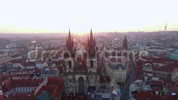 布拉格古城哥特式教堂鸟瞰视频的预览图