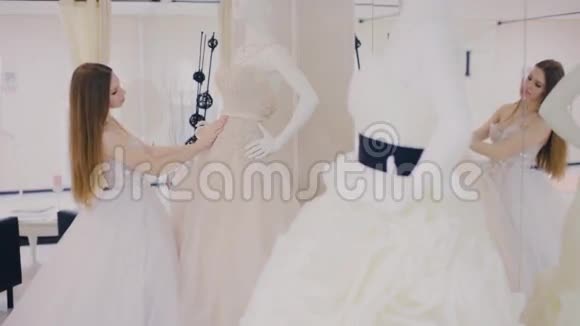 年轻女子在婚纱店挑选婚纱视频的预览图
