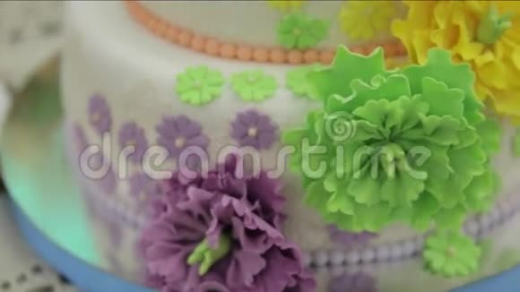 五颜六色的婚礼蛋糕视频的预览图