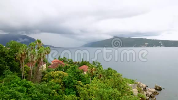 浪漫的地中海云雾景观黑山Kotor湾景观视频的预览图