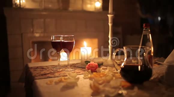 一对情侣在壁炉旁的烛光下用餐视频的预览图