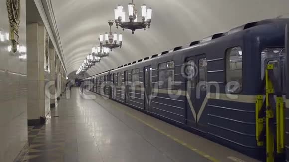 火车从地铁站开出视频的预览图