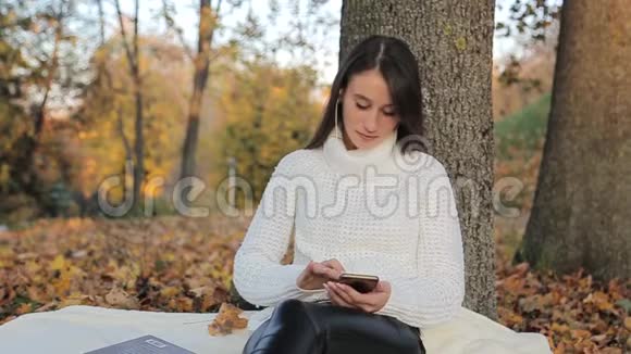 女孩在公园看书女人视频的预览图