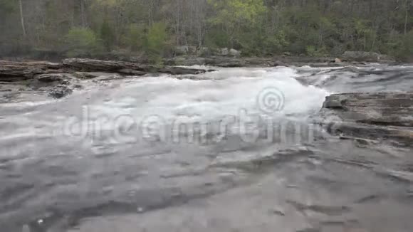 美国的瀑布水流视频的预览图