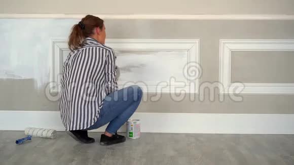 一个年轻的女人在公寓里修理视频的预览图