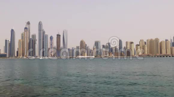 迪拜码头夏日时光海湾建筑棕榈全景视频的预览图