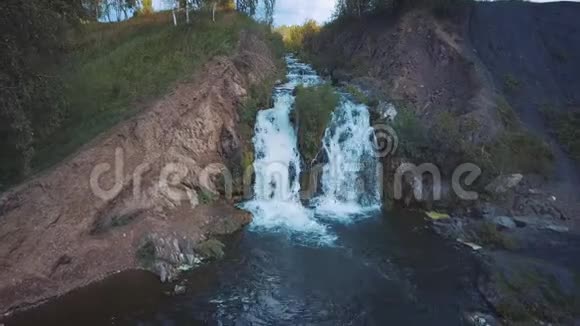 瀑布的空中景观美丽的小旅游瀑布瀑布落入其中的一个小湖视频的预览图