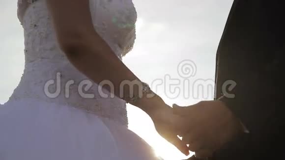 恋爱中的年轻夫妇牵着手看夕阳视频的预览图