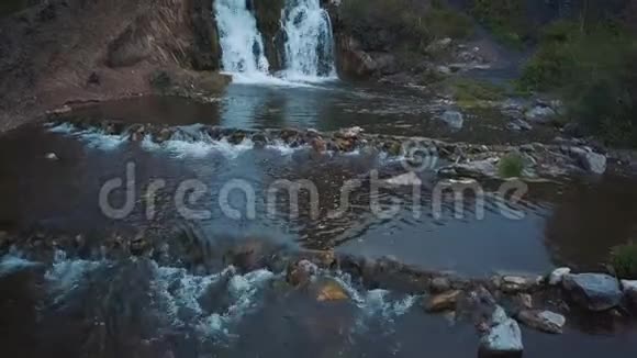 瀑布的空中景观美丽的小旅游瀑布瀑布落入其中的一个小湖视频的预览图