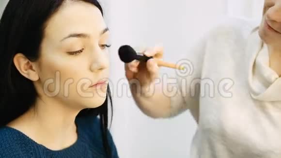 专业化妆睫毛膏在美容时尚化妆品行业的应用视频的预览图