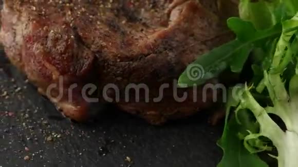 猪肉牛排配菜视频的预览图