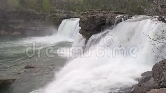 美国的瀑布水流视频的预览图