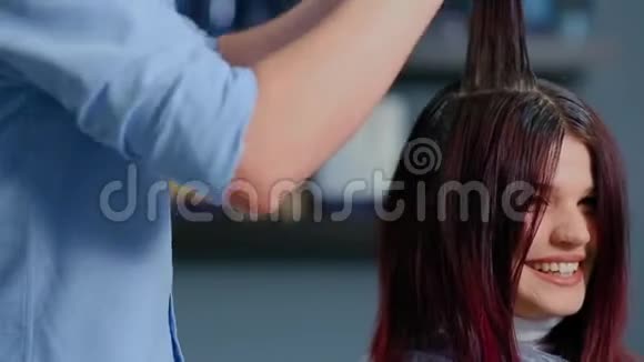 专业理发师彩色头发女孩特写镜头视频的预览图